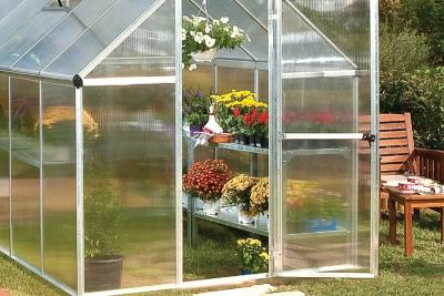 Invernadero de policarbonato con plantas en flor