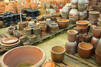 Maceteros de barro y cerámica de distintos tamaños