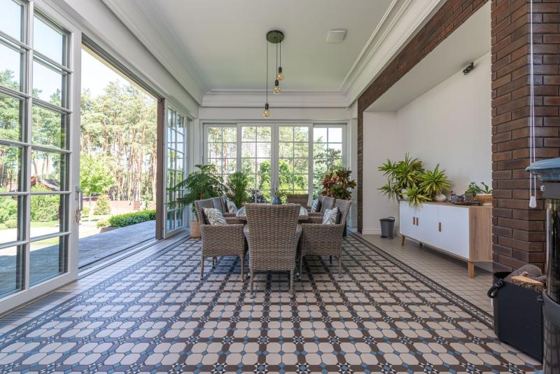 Suelo de patio con azulejos de patrón geométrico moderno