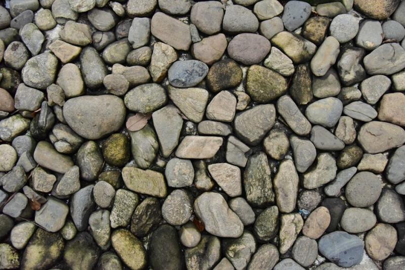 Cantos rodados de distintos tamaños usados como pavimento de jardín