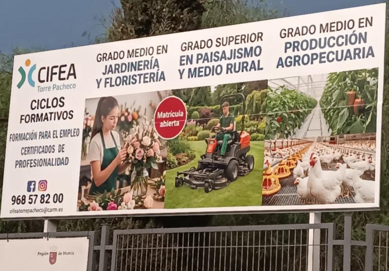 Cartel de entrada del CIFEA de Torre Pacheco con los tres ciclos formativos: Jardinería y Floristería, Paisajismo y Medio Rural, y Producción Agropecuaria