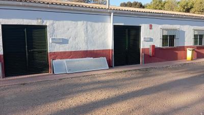 Fachada del CIFEA de Torre Pacheco con el cartel del almacén de jardinería