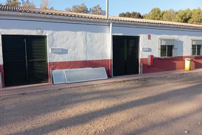 Fachada del CIFEA de Torre Pacheco con el cartel del almacén de jardinería