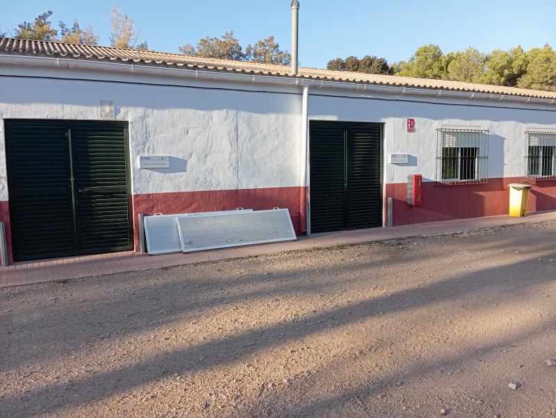 Fachada del CIFEA de Torre Pacheco con el cartel del almacén de jardinería
