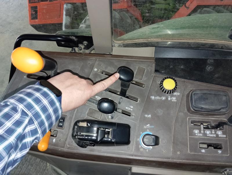 Alumno practicando el manejo de los mandos de un tractor en el CIFEA