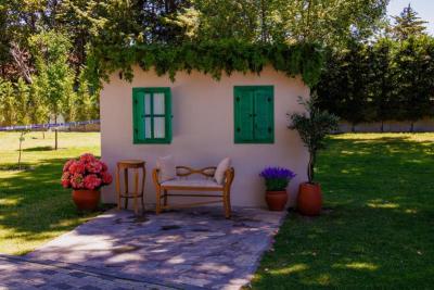 Rincón de jardín pequeño con banco y maceteros
