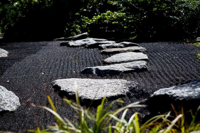 Jardín zen japonés con gravilla rastrillada y piedras