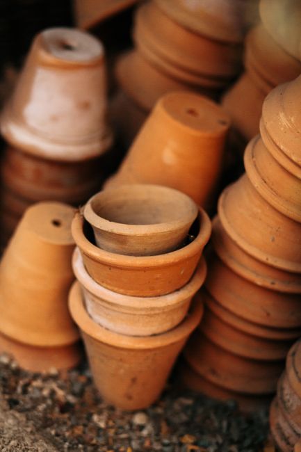 Macetas de barro apiladas de distintos tamaños