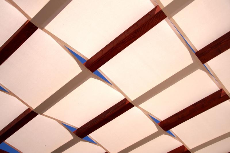 Detalle de pérgola de madera con cubierta de tela