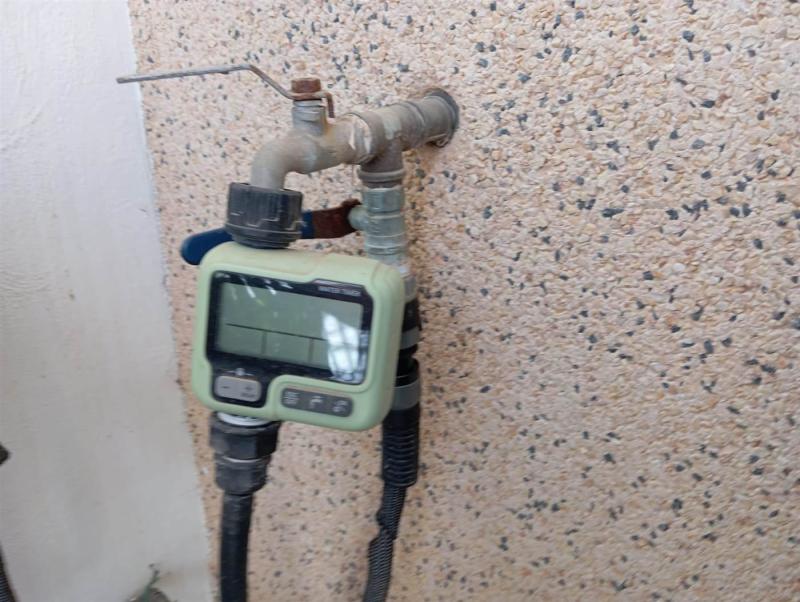 Programador de riego a pilas instalado directamente sobre un grifo de jardín