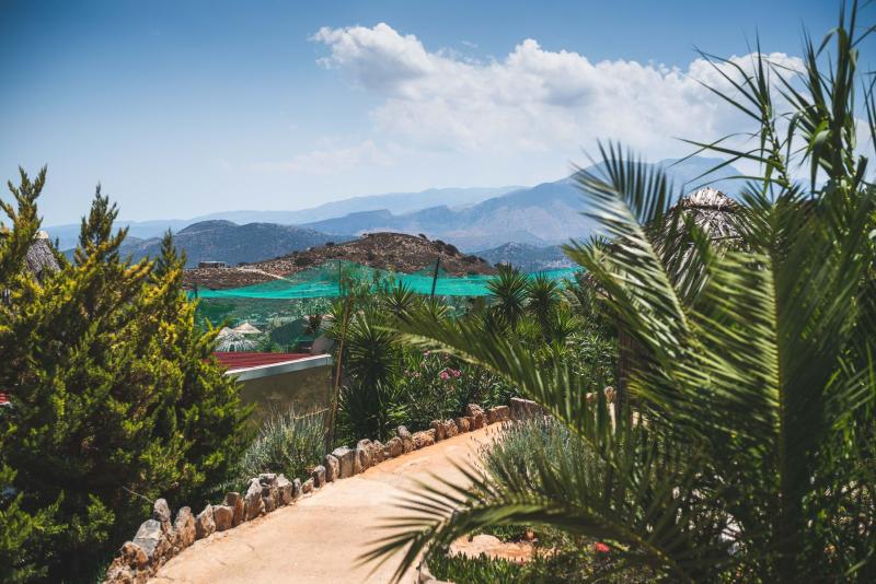 Sendero de jardín mediterráneo con montañas al fondo