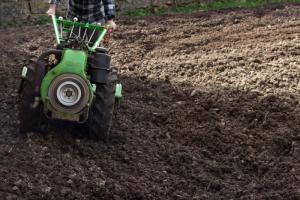 Motocultor labrando un campo de tierra